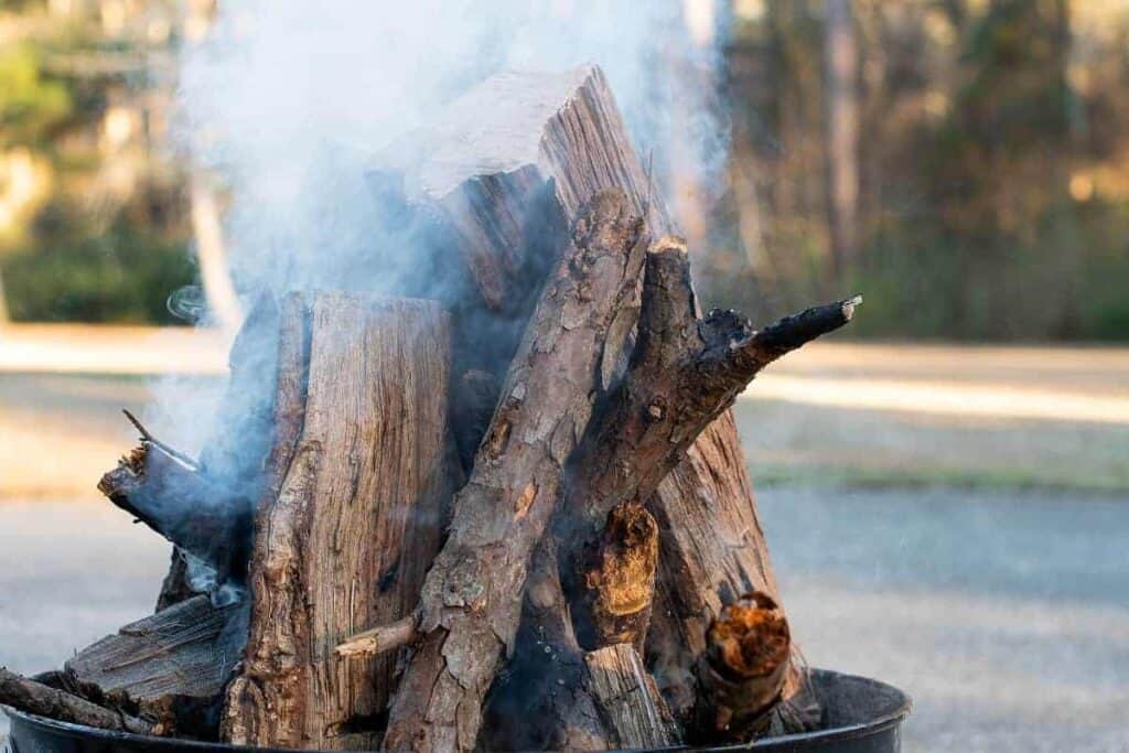 How to Start a Fire in a Fire Pit - everymanscave.com